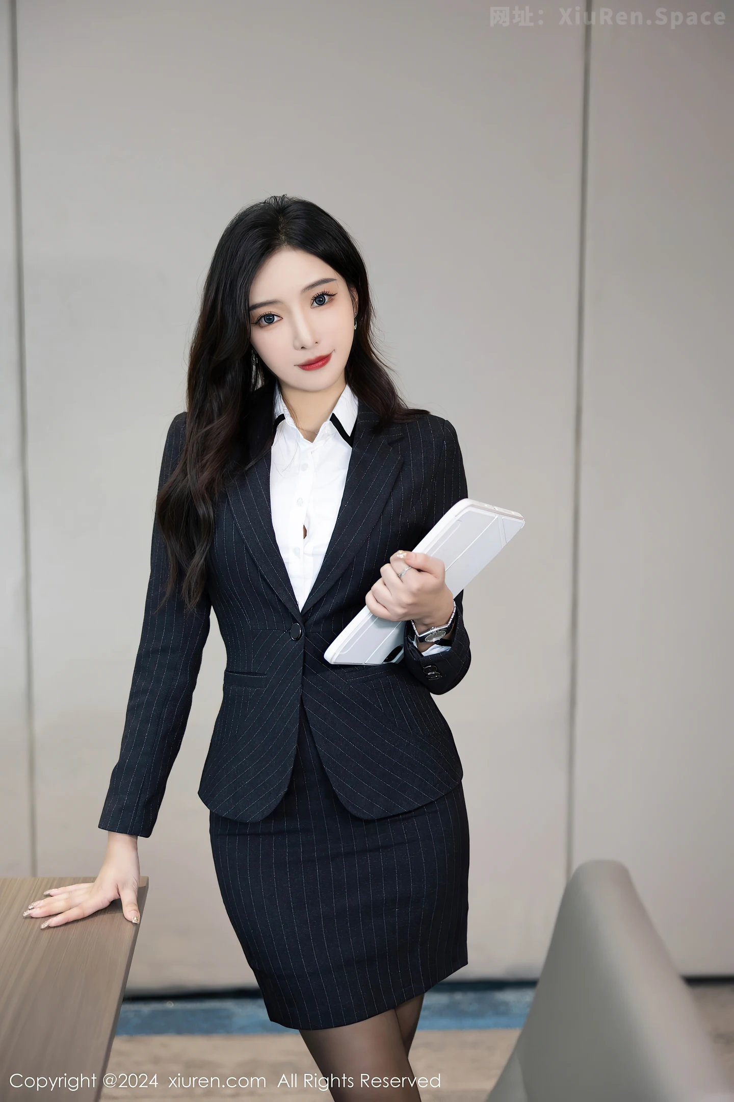 图片[2]-[XiuRen秀人网]VOL.8656 女神王馨瑶yanni性感深色OL制服露粉色内衣配超薄黑丝诱惑写真85P-秀人网官方网站